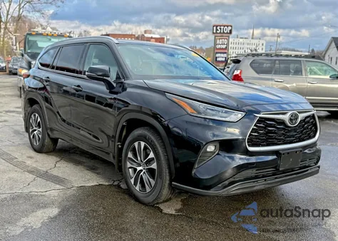 2021 Toyota Highlander Xle z USA, uszkodzony, nr VIN 5TDGZRBH6MS062873